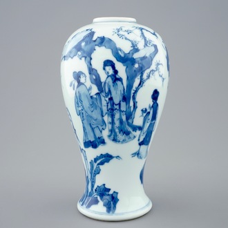 Un vase en porcelaine de Chine bleu et blanc, Kangxi